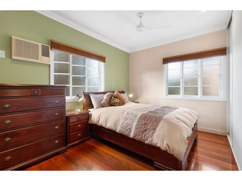 6 Peasant St, Holland Park West QLD 4121