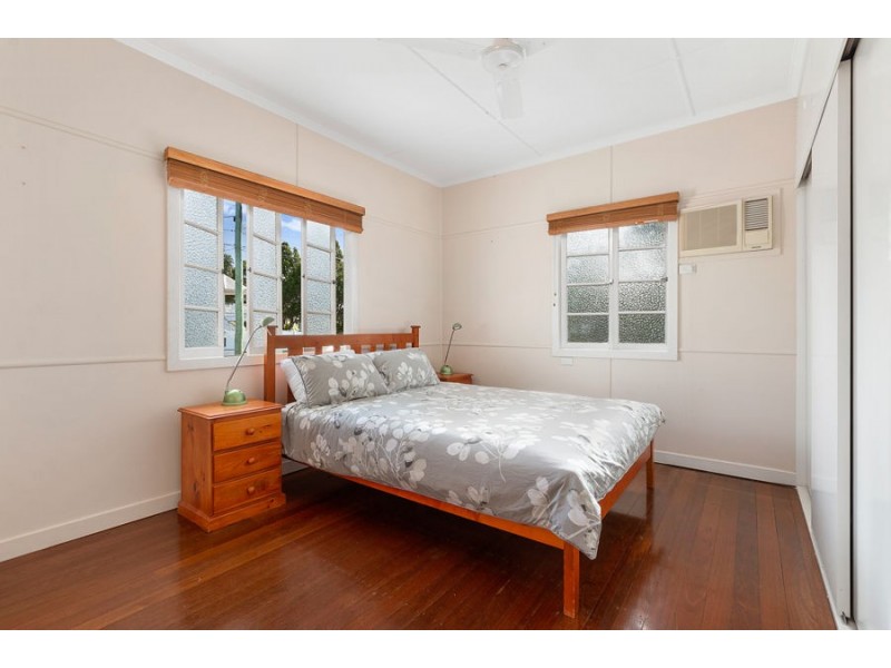 6 Peasant St, Holland Park West QLD 4121
