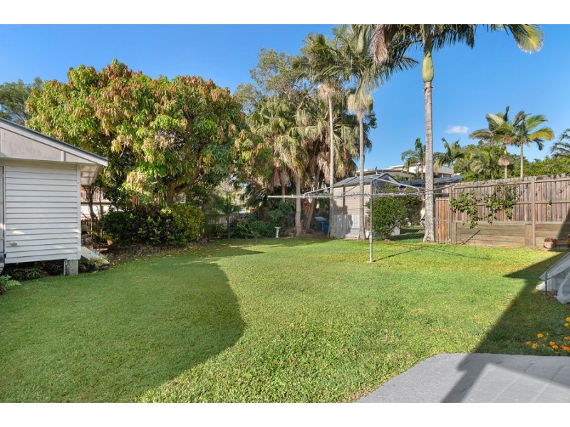 6 Peasant St, Holland Park West QLD 4121