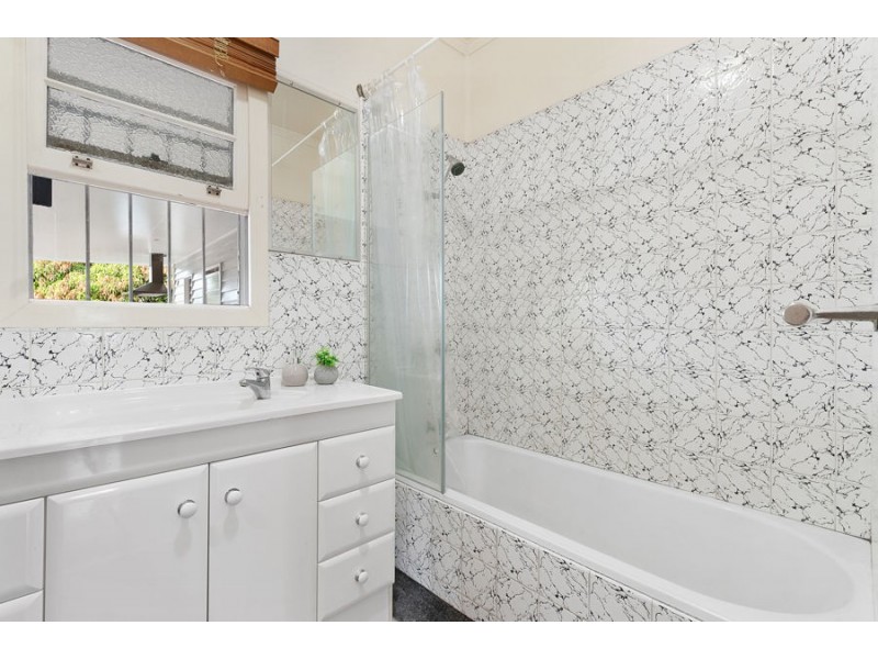 6 Peasant St, Holland Park West QLD 4121