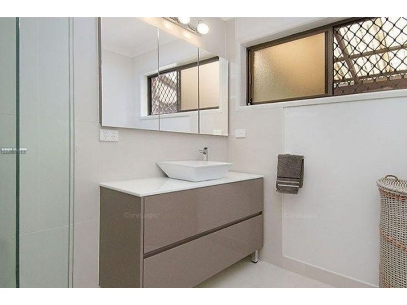 22 Cluden St, Holland Park West QLD 4121