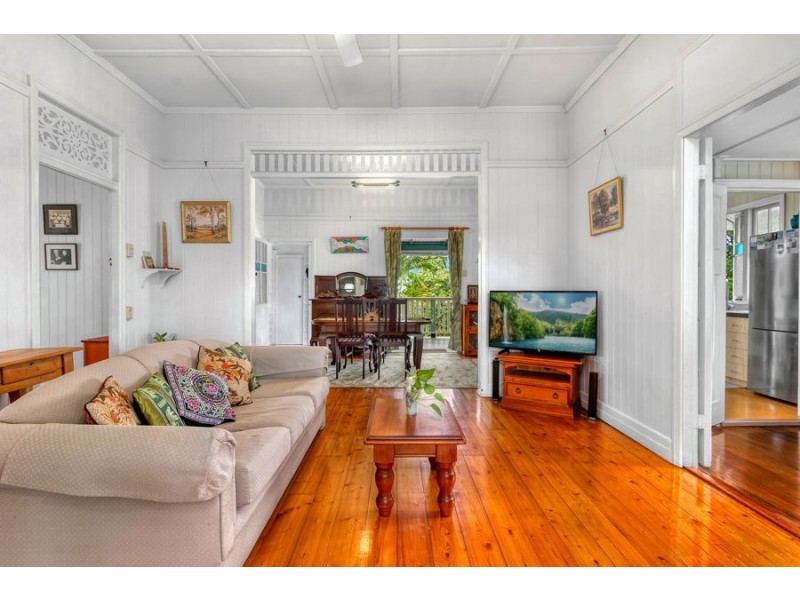 94 Bennetts Rd, Camp Hill QLD 4152