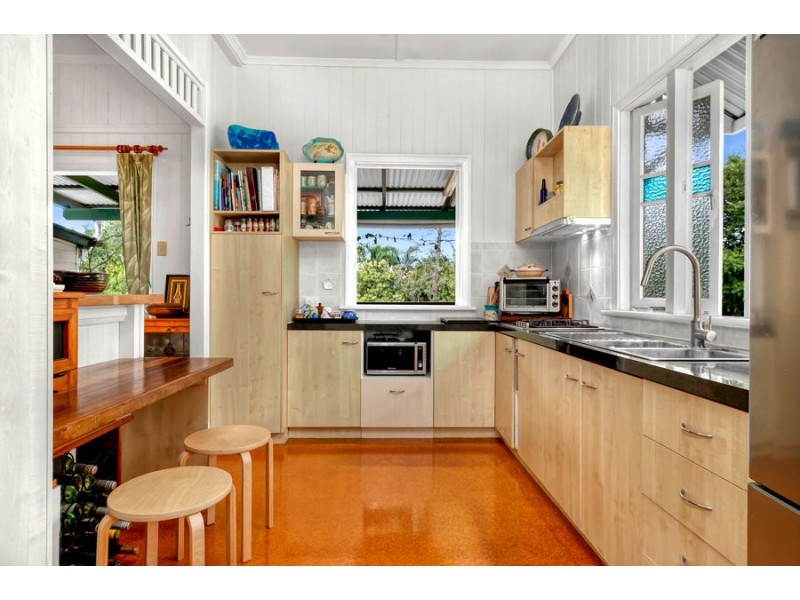 94 Bennetts Rd, Camp Hill QLD 4152