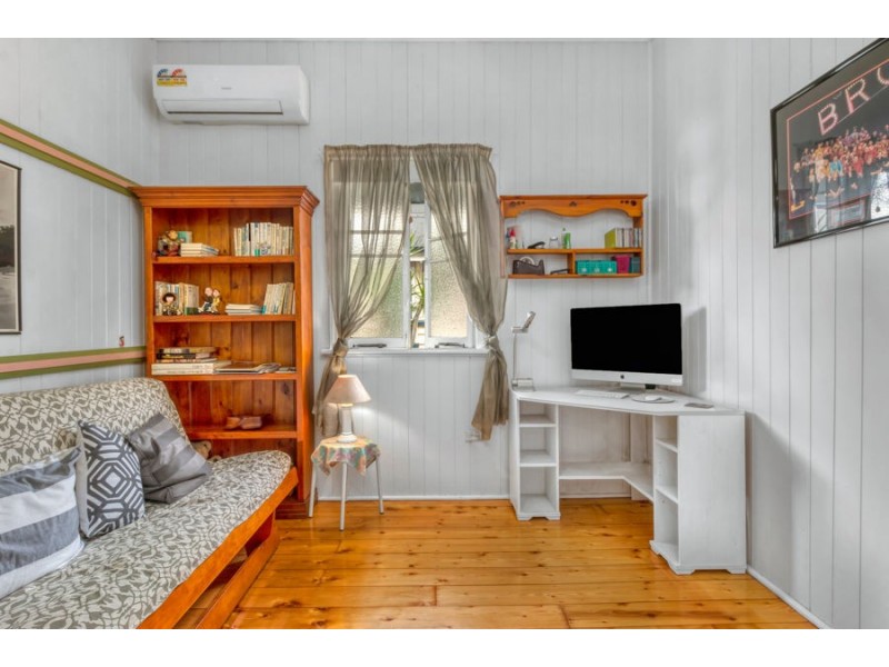 94 Bennetts Rd, Camp Hill QLD 4152