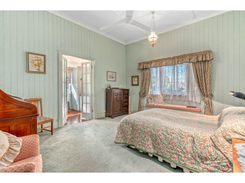 24 Murton Ave, Holland Park QLD 4121