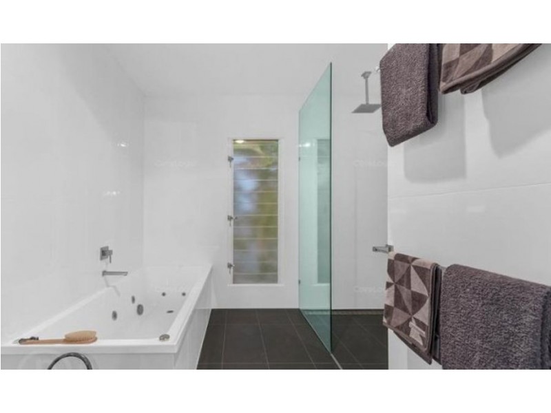 16 Aemilia Ave, Seven Hills QLD 4170