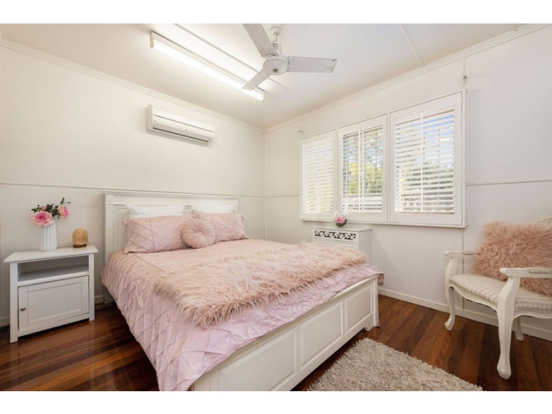 58 Kennington Rd, Camp Hill QLD 4152