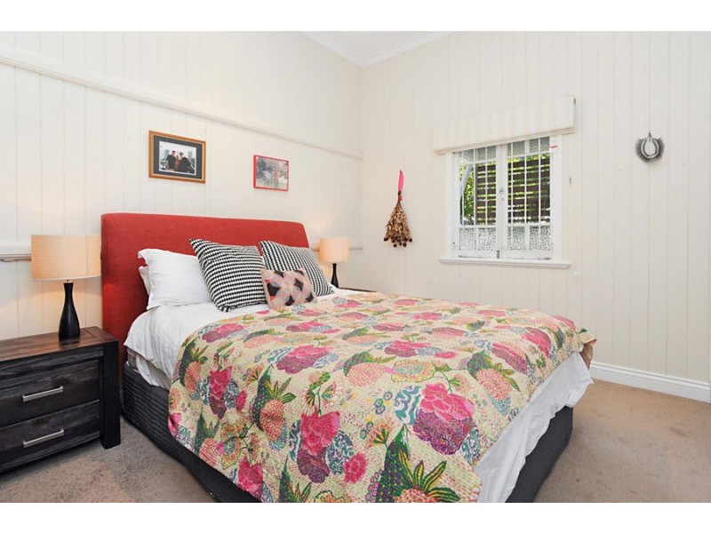 2 Peasant St, Holland Park West QLD 4121