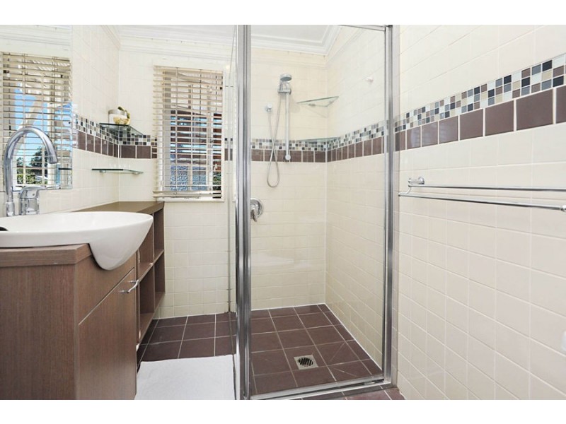 2 Peasant St, Holland Park West QLD 4121