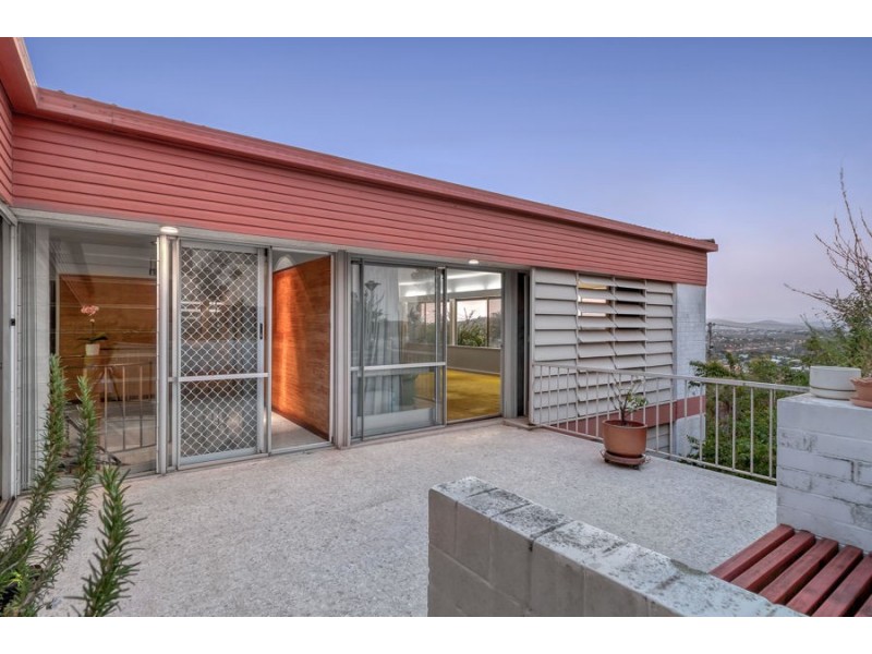 2 Cluden St, Holland Park West QLD 4121