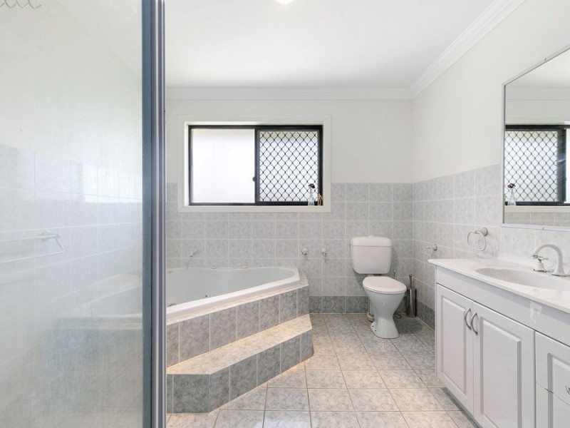 9 Engelmann Close, Carindale QLD 4152