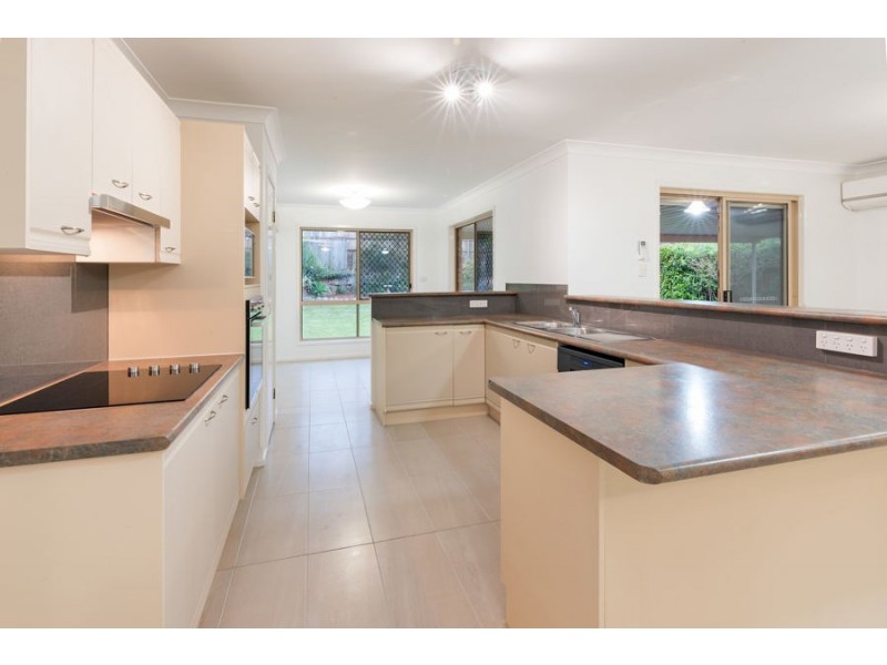 8 Carlton Court, Carindale QLD 4152