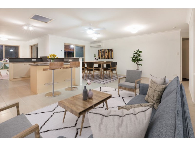 8 Carlton Court, Carindale QLD 4152