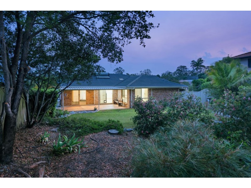 8 Carlton Court, Carindale QLD 4152