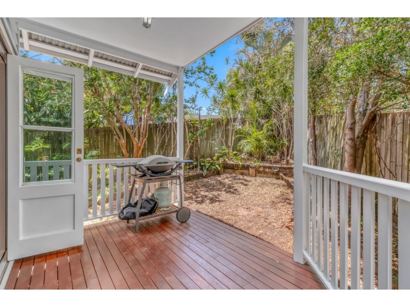 48 Waratah Ave, Holland Park West QLD 4121