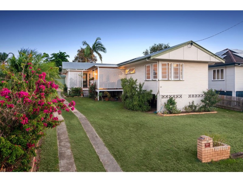 26 Oatland Crescent, Holland Park West QLD 4121