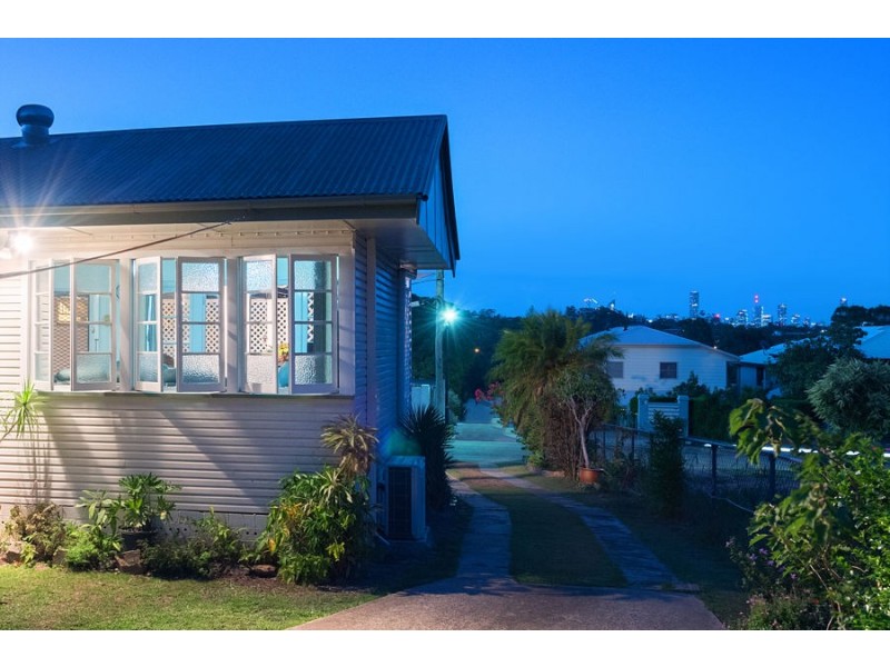 26 Oatland Crescent, Holland Park West QLD 4121