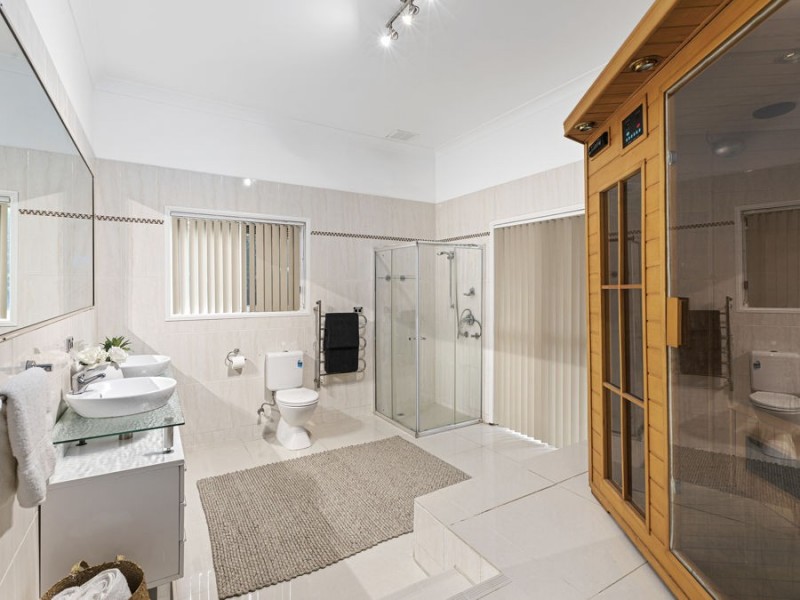 5 Rossmoya Street, Carindale QLD 4152