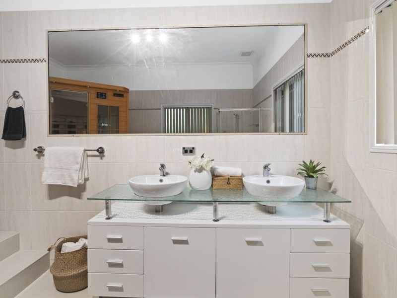 5 Rossmoya Street, Carindale QLD 4152