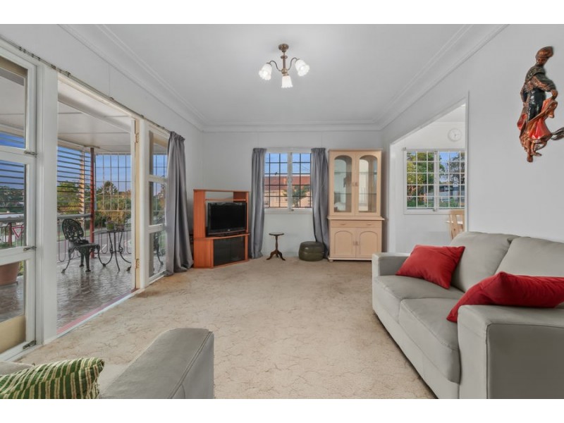 130 Sterculia Ave, Holland Park West QLD 4121