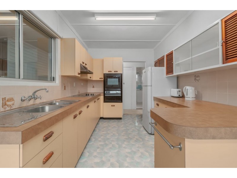 130 Sterculia Ave, Holland Park West QLD 4121