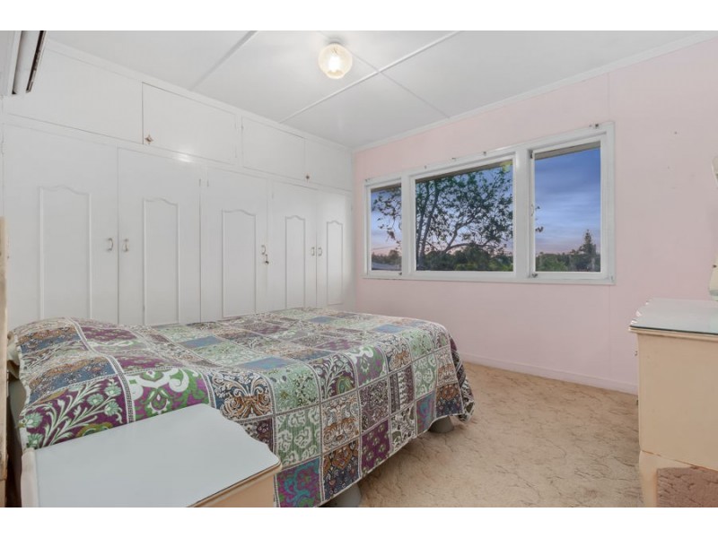 130 Sterculia Ave, Holland Park West QLD 4121