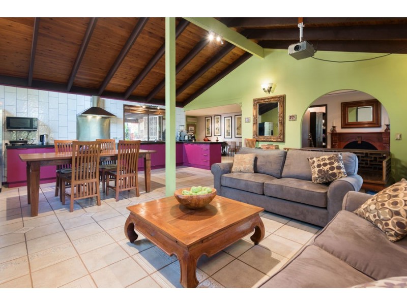 1 Rossmoya St, Carindale QLD 4152