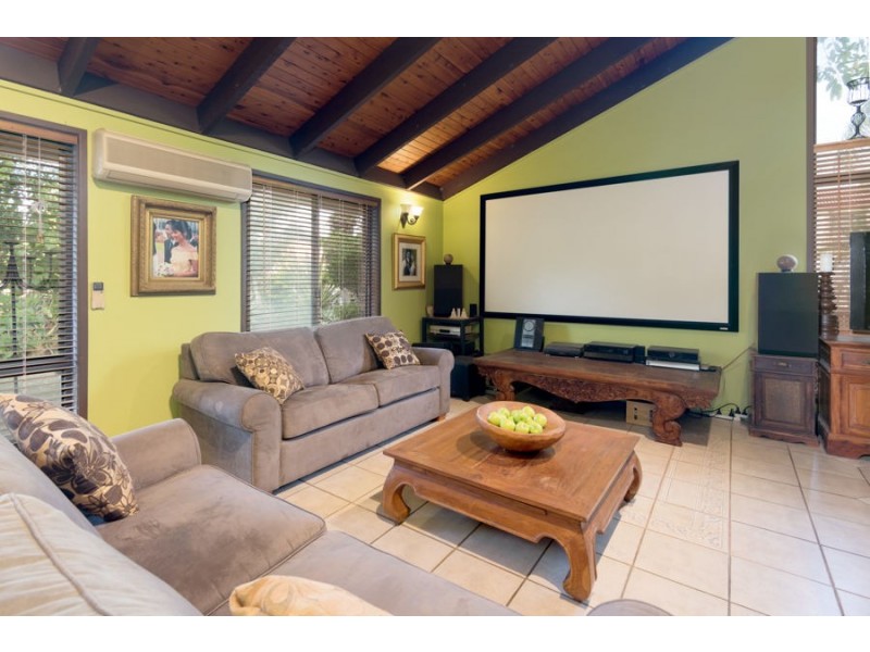 1 Rossmoya St, Carindale QLD 4152