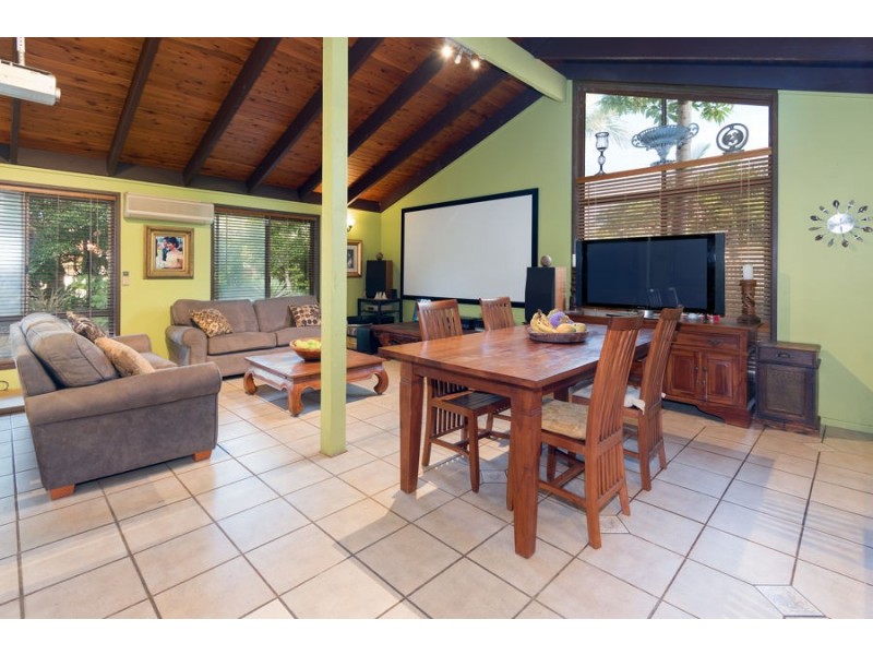 1 Rossmoya St, Carindale QLD 4152