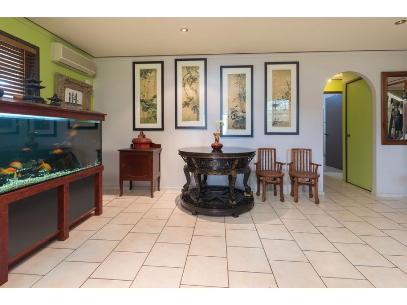 1 Rossmoya St, Carindale QLD 4152