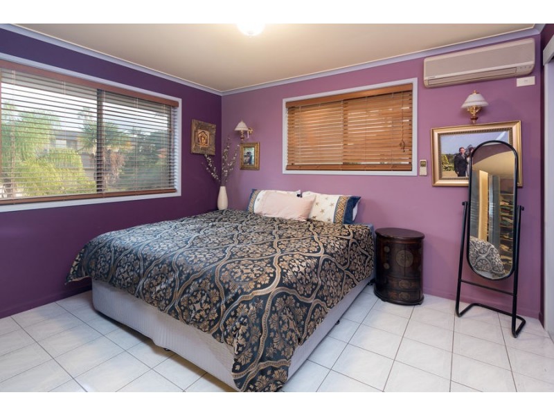 1 Rossmoya St, Carindale QLD 4152