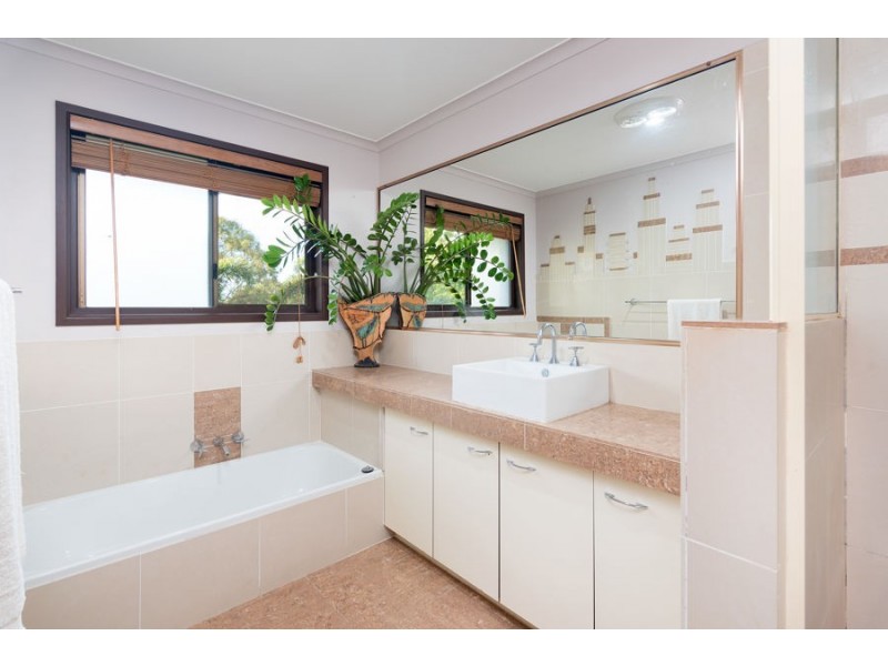 1 Rossmoya St, Carindale QLD 4152