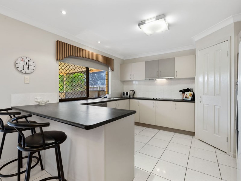 8 Hattah Place, Parkinson QLD 4115