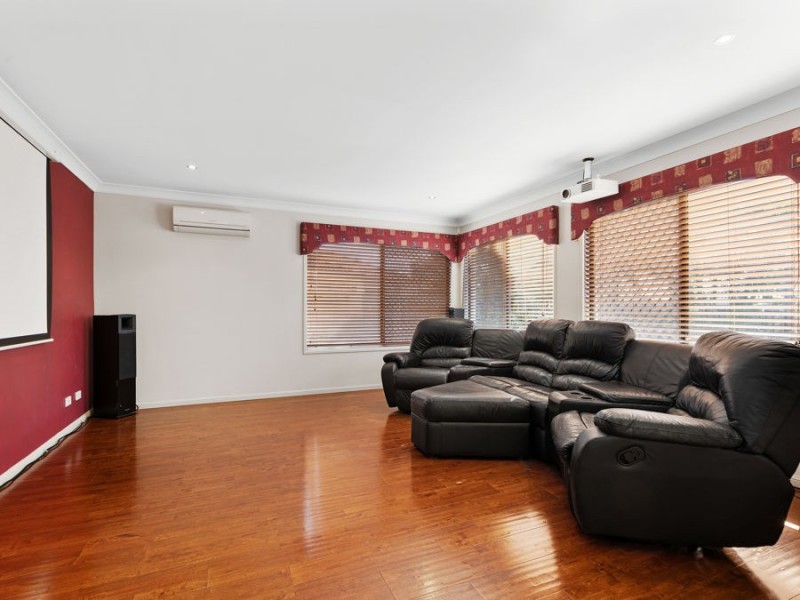 8 Hattah Place, Parkinson QLD 4115