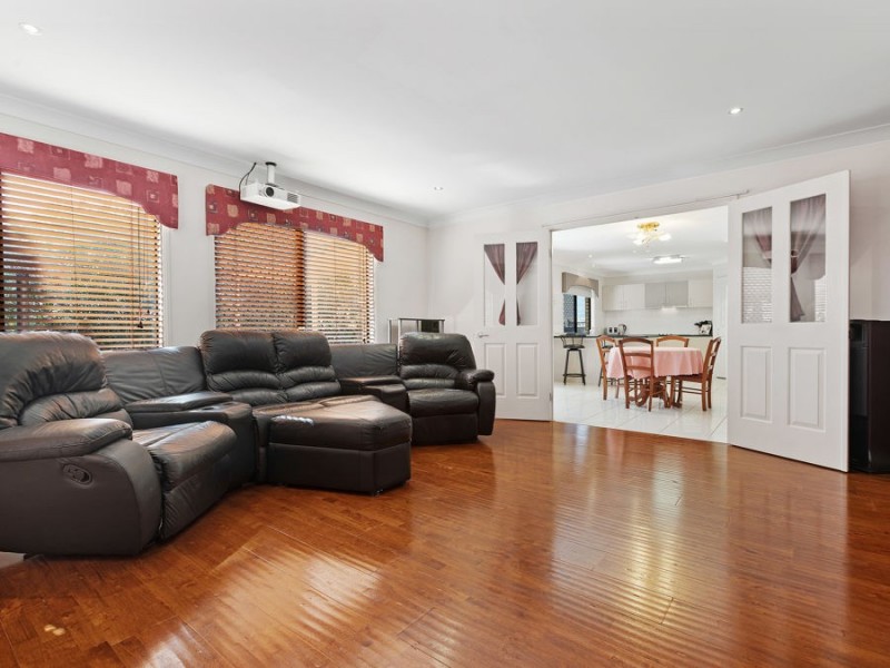 8 Hattah Place, Parkinson QLD 4115