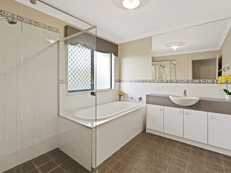 8 Hattah Place, Parkinson QLD 4115