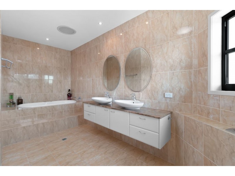 20a Garvary st, Holland Park West QLD 4121