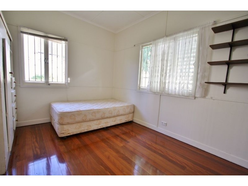 12 Bonneville St, Holland Park West QLD 4121