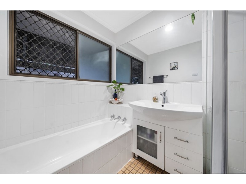 115 Kersley Rd, Kenmore QLD 4069