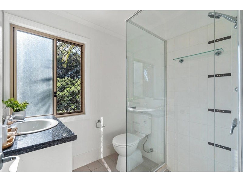 2 / 24 Robinson Street, Coorparoo QLD 4151