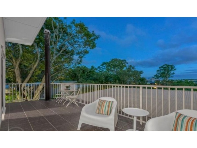 16 Aemilia Ave, Seven Hills QLD 4170