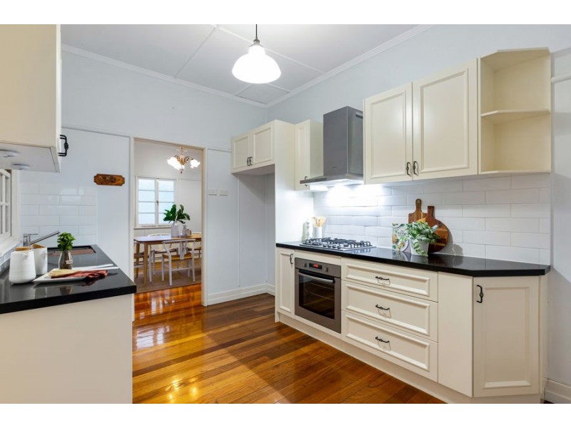 18 Brodie Street, Holland Park West QLD 4121