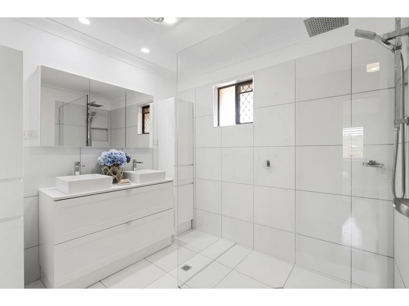 143 Sapphire Street, Holland Park QLD 4121