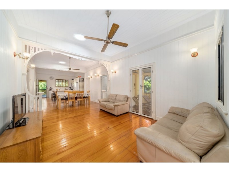 16 Peasant St, Holland Park West QLD 4121