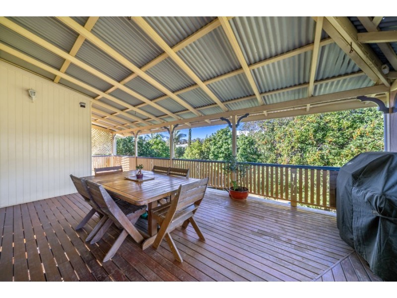 16 Peasant St, Holland Park West QLD 4121