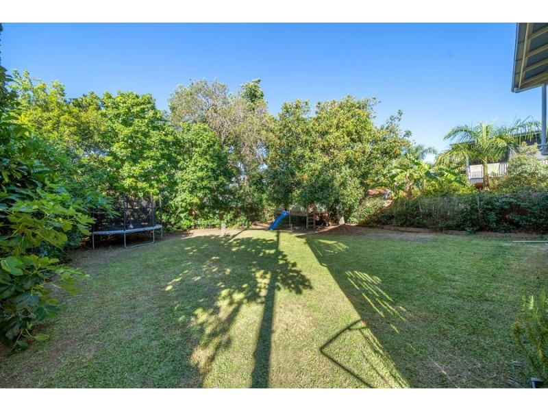 16 Peasant St, Holland Park West QLD 4121