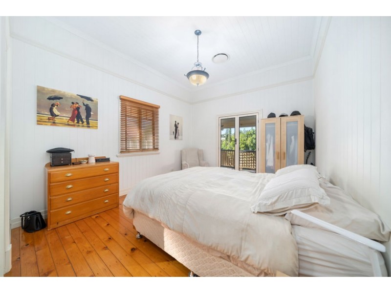 16 Peasant St, Holland Park West QLD 4121