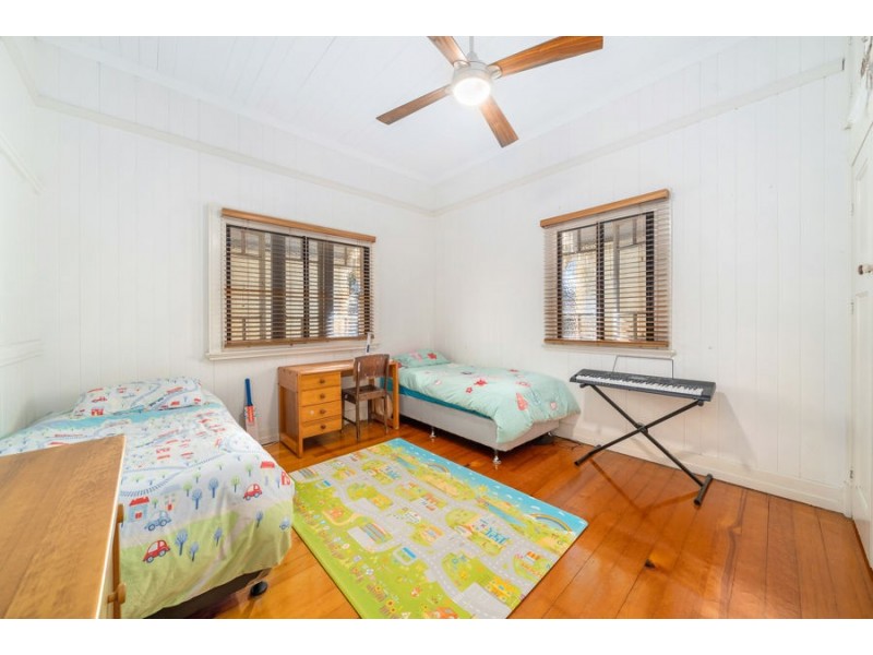 16 Peasant St, Holland Park West QLD 4121