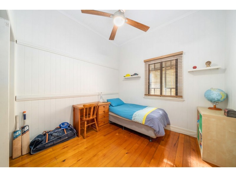 16 Peasant St, Holland Park West QLD 4121