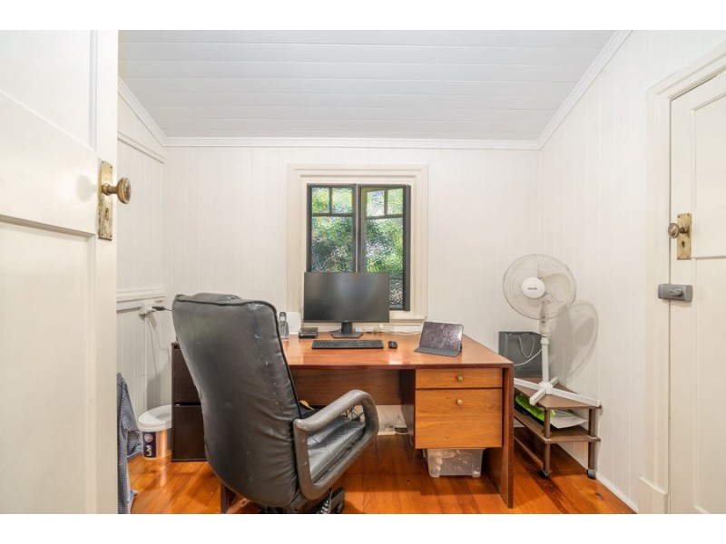 16 Peasant St, Holland Park West QLD 4121